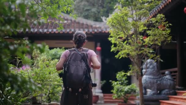 40岁的人在东南亚文化遗产中走过寺庙 一个关于增强权能 解放和夏天追求多样性的故事 — 图库视频影像