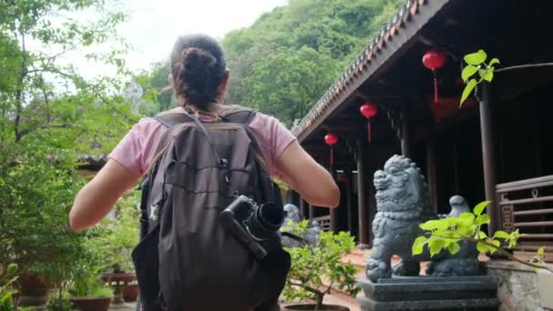 東南アジアの遺産を寺院を通って歩く40歳 エンパワーメント そして多様性のための夏の探求の物語 — ストック動画