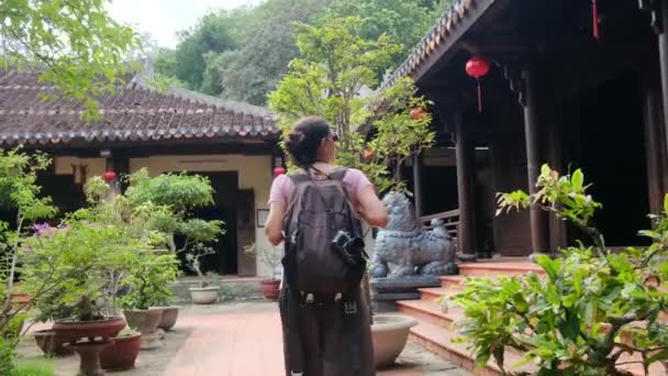 40Χρονη Περπατούσε Στην Κληρονομιά Της Νοτιοανατολικής Ασίας Μέσω Των Ναών — Αρχείο Βίντεο