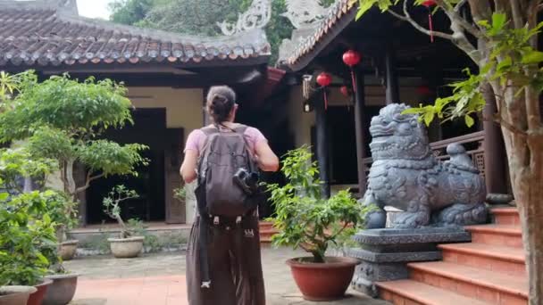 Jähriger Spaziert Mit Südostasiatischem Erbe Durch Die Tempel Eine Geschichte — Stockvideo