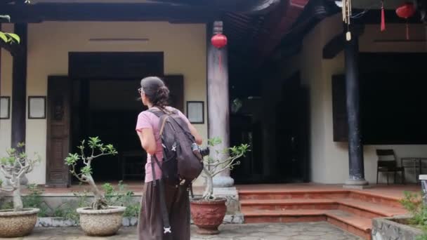 Yaşındaki Güneydoğu Asya Kökenli Biri Tapınaklarında Yürüyor Bir Güç Özgürlük — Stok video