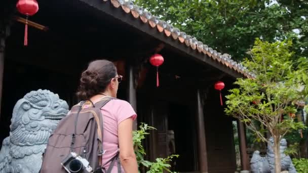 Yaşındaki Güneydoğu Asya Kökenli Biri Tapınaklarında Yürüyor Bir Güç Özgürlük — Stok video