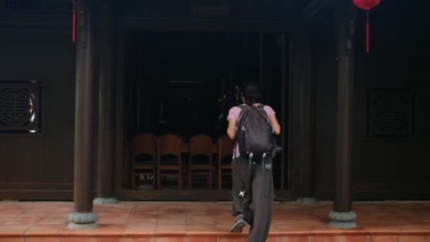 Latek Spacerujący Dziedzictwie Azji Południowo Wschodniej Przez Świątynie Opowieść Upodmiotowieniu — Wideo stockowe