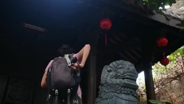 40岁的人在东南亚文化遗产中走过寺庙 一个关于增强权能 解放和夏天追求多样性的故事 — 图库视频影像