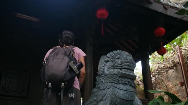 Jähriger Spaziert Mit Südostasiatischem Erbe Durch Die Tempel Eine Geschichte — Stockvideo