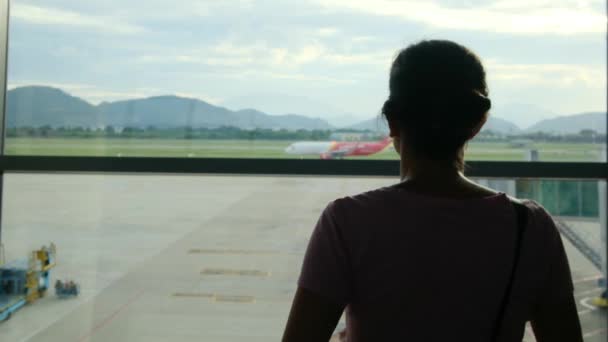 Viajero Individual Espera Con Maleta Junto Ventana Del Aeropuerto Mirando — Vídeo de stock