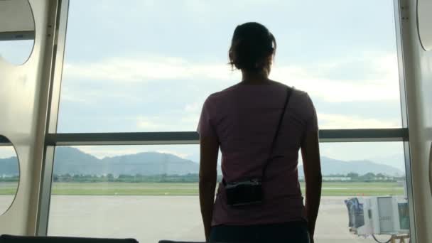 Соло Мандрівник Чекає Своєю Валізою Біля Вікна Аеропорту Дивлячись Літаки — стокове відео