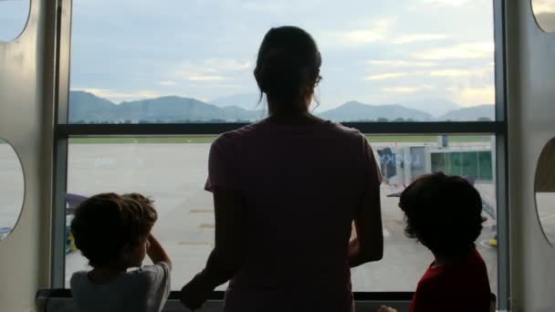 Mutter Und Söhne Warten Flughafenfenster Und Starren Auf Flugzeuge — Stockvideo