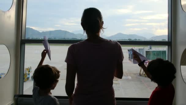 Madre Hijos Esperando Junto Ventana Del Aeropuerto Mirando Los Aviones — Vídeo de stock