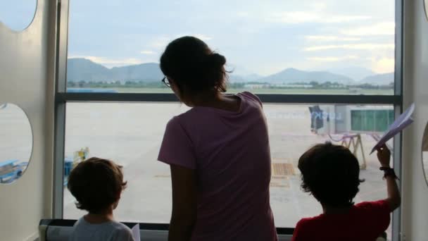 Мать Сыновья Ждут Окна Аэропорта Смотрят Самолеты — стоковое видео