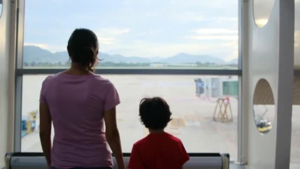 Anne Oğlu Havaalanı Penceresinde Bekliyor Uçaklara Bakıyor — Stok video