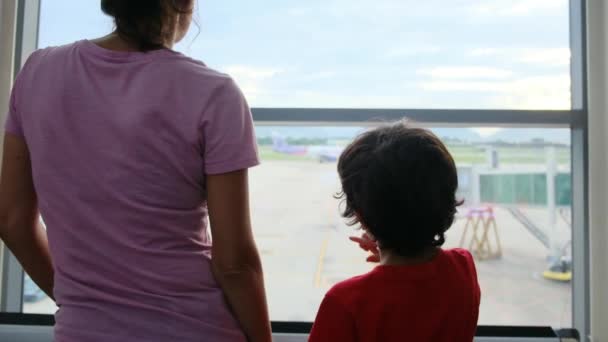 Madre Hijo Esperando Junto Ventana Del Aeropuerto Mirando Los Aviones — Vídeos de Stock