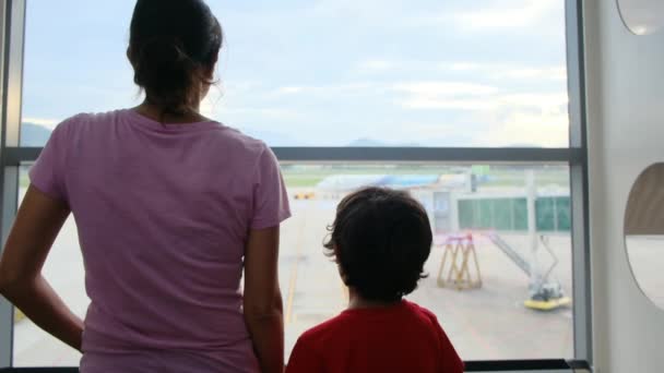 Mãe Filho Esperando Pela Janela Aeroporto Olhando Para Aviões — Vídeo de Stock