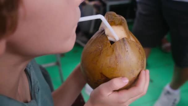 Hindistan Cevizi Sütü Içen Tatlı Çocuk — Stok video