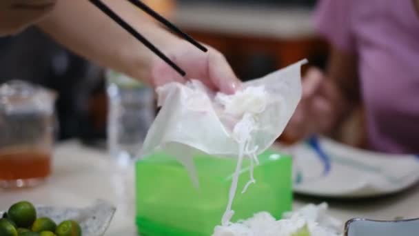 Turisté Připravují Jedí Jarní Rolku Obalem Rýžového Papíru Nebo Banh — Stock video
