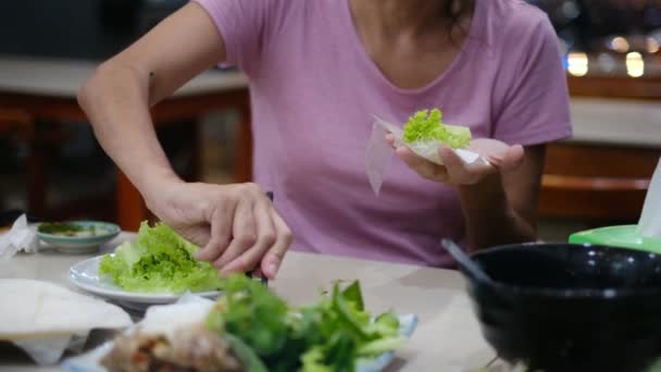 Turistit Valmistavat Syövät Kevätkääryleitä Riisipaperilla Tai Banh Trang Yöllä Streetfood — kuvapankkivideo