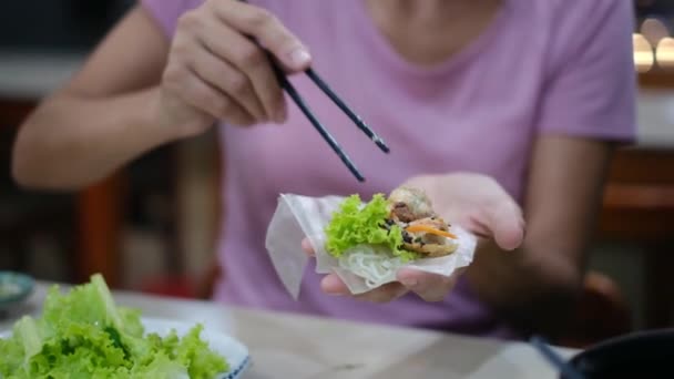 Toeristen Bereiden Eten Loempia Met Rijstpapier Wrapper Banh Trang Nacht — Stockvideo