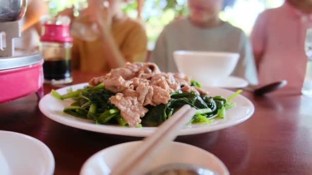 Vue Rapprochée Nourriture Asiatique Sur Table Restaurant — Video