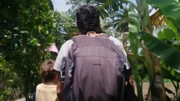 Mujer Con Niños Caminando Herencia Del Sudeste Asiático Través Templo — Vídeo de stock