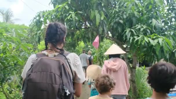 Mulher Com Crianças Caminhando Herança Sudeste Asiático Através Seu Templo — Vídeo de Stock