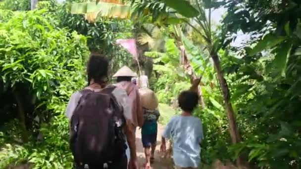 带着孩子从寺庙走进东南亚文化遗产的妇女 — 图库视频影像
