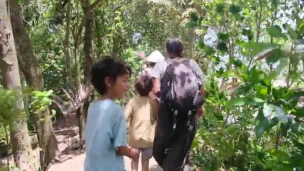 Vrouw Met Kinderen Lopen Zuidoost Aziatische Erfgoed Door Zijn Tempel — Stockvideo