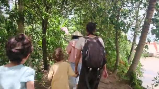 Женщина Детьми Идущими Юго Восточную Азию Через Храм — стоковое видео