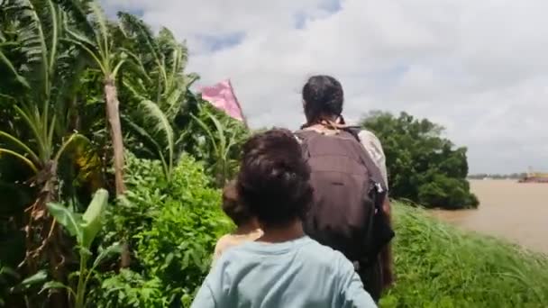 带着孩子从寺庙走进东南亚文化遗产的妇女 — 图库视频影像