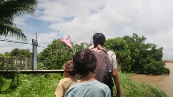 Женщина Детьми Идущими Юго Восточную Азию Через Храм — стоковое видео