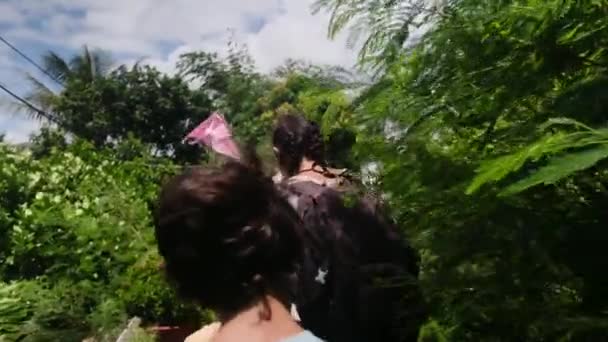 Donna Con Bambini Che Camminano Nel Sud Est Asiatico Attraverso — Video Stock