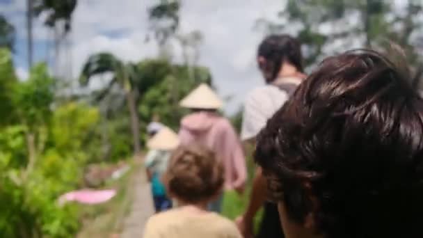 Frau Mit Kindern Betritt Südostasiatisches Erbe Durch Tempel — Stockvideo