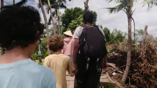 Femme Avec Enfants Marchant Dans Patrimoine Asie Sud Est Travers — Video