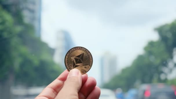 Εξερευνήστε Μέλλον Δείτε Δύναμη Του Κρυπτογραφημένου Νομίσματος Που Κρατείται Απαλά — Αρχείο Βίντεο