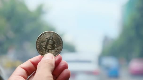 Utforska Framtiden Bevittna Kraften Bitcoin Hålls Försiktigt Hand Grepp Upplev — Stockvideo