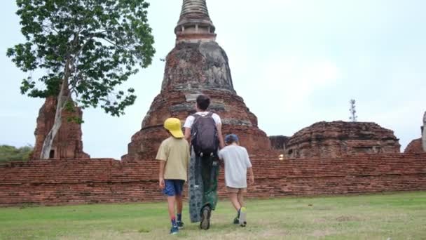 Жінка Дітьми Ходить Південно Східної Азії Через Свій Храм — стокове відео