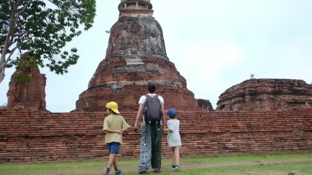 Mulher Com Crianças Caminhando Herança Sudeste Asiático Através Seu Templo — Vídeo de Stock