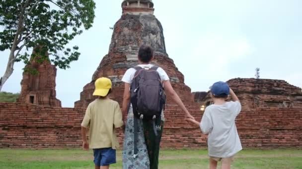 Çocuklu Bir Kadın Güneydoğu Asya Mirasına Tapınağından Giriyor — Stok video