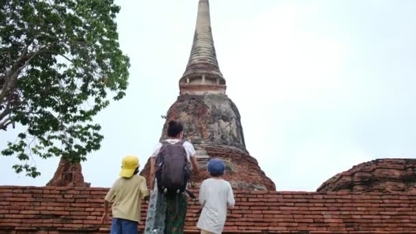 Mujer Con Niños Caminando Herencia Del Sudeste Asiático Través Templo — Vídeo de stock