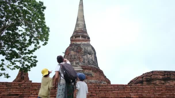 神殿を通して東南アジアの遺産に入る子供たち — ストック動画