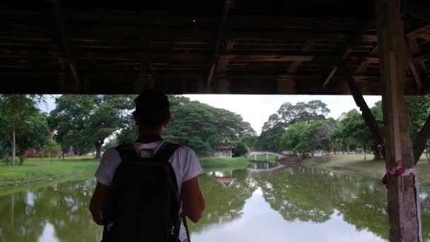 Mulher Com Mochila Andando Através Templo Sudeste Asiático — Vídeo de Stock