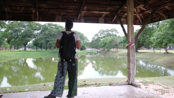 Femme Avec Sac Dos Marchant Travers Temple Asie Sud Est — Video
