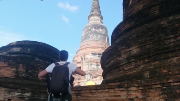 Femme Avec Sac Dos Marchant Travers Temple Asie Sud Est — Video