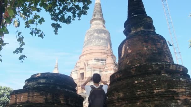 東南アジア神殿を歩くバックパックを持つ女性 — ストック動画