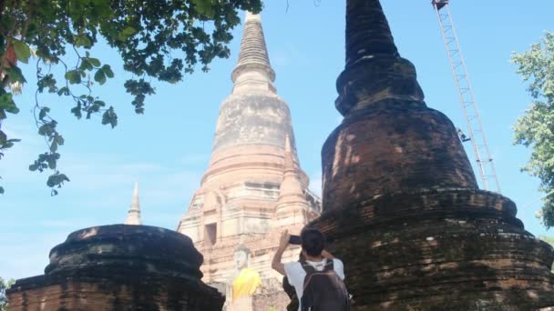 Kvinna Med Ryggsäck Går Genom Sydostasiatiska Templet — Stockvideo