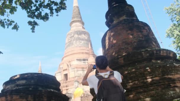 Женщина Рюкзаком Идет Через Храм Юго Восточной Азии — стоковое видео