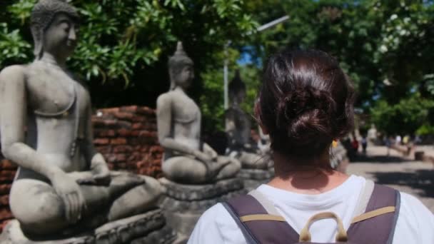 Kvinde Med Rygsæk Gennem Sydøstasien Tempel – Stock-video