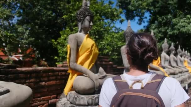Женщина Рюкзаком Идет Через Храм Юго Восточной Азии — стоковое видео