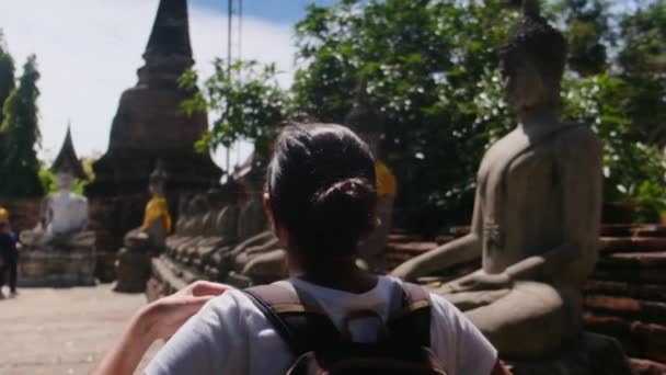 Kobieta Plecakiem Przechodzi Przez Południowo Wschodnią Azjatycką Świątynię — Wideo stockowe