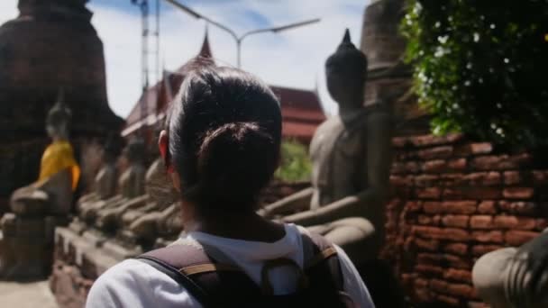Žena Batohem Procházející Jihovýchodní Asijský Chrám — Stock video