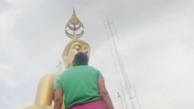 Güneydoğu Asya tapınağında 40 yaşında bir kadın.